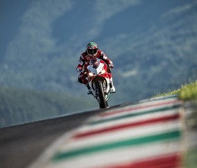 开云官方-莱万神兵天降，巴萨爆冷击败皇马，全场沸腾！神兵天降！莱万爆冷复仇皇马，诺坎普陷入狂欢