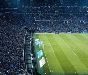 开云-跨界巅峰对决，东契奇50分鏖战莱万，胜负难料的史诗之夜，50分东契奇鏖战莱万，跨界巅峰夜谁主沉浮？